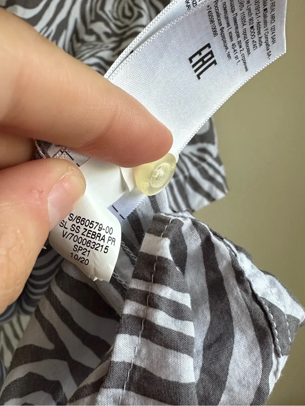 Banana Republic Men’s Cotton Zebra Print Short Sleeve Button Down Shirt
